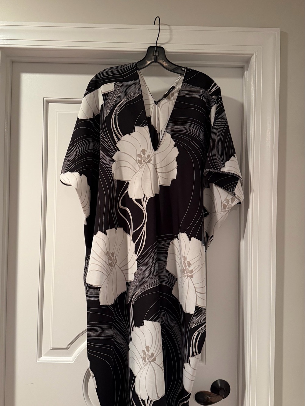 Natori Sakura Caftan in black and white in size S